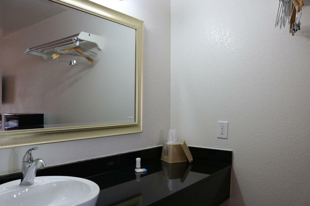 Heritage Inn & Suites El Dorado Екстериор снимка